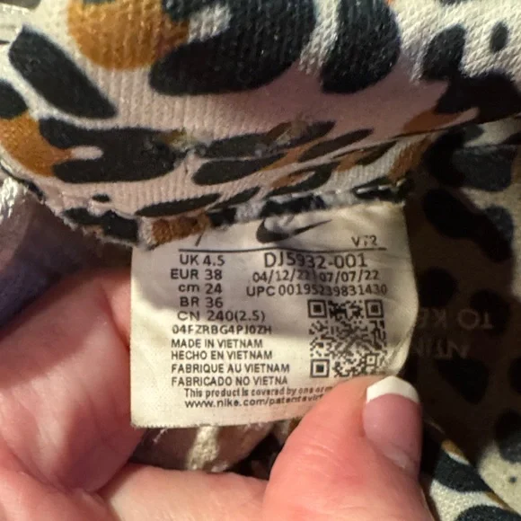 NIKE FLYKNIT SZ 7 White Knit Sneakers with Leopard Print Lining - Picture 6 of 7